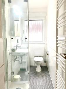 Et badeværelse på Traumhaftes Apartment mit Dachterrasse und Schlossblick