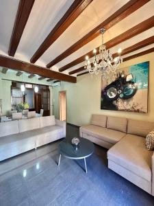 a living room with couches and a chandelier at Font 1 Circo Romano in Tarragona