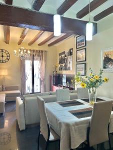 a dining room with a table and chairs at Font 1 Circo Romano in Tarragona