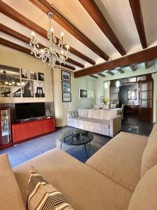 a living room with a couch and a chandelier at Font 1 Circo Romano in Tarragona