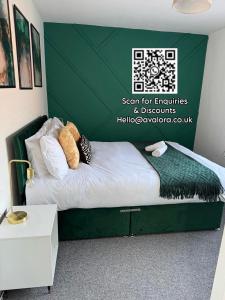 Bett in einem Zimmer mit grüner Wand in der Unterkunft Modern 3-Bed By Avalora Short Lets & Serviced Accommodation Near Manchester Airport With Parking, Ideal for Long Stays in Wythenshawe