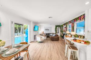 eine Küche und ein Wohnzimmer mit Tisch und Stühlen in der Unterkunft Heated Pool Las Olas Victoria Park Near Beach Escapism at its finest Mermaid Key in Fort Lauderdale