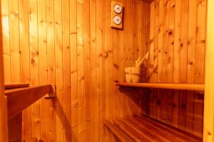una habitación con paredes de madera y estanterías en una sauna en Noble Floor - Private Sauna Apartment, en Lucca