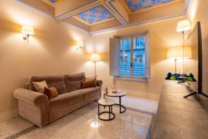 Una sala de estar con un sofá y una ventana. en Noble Floor - Private Sauna Apartment, en Lucca 43 fotos más