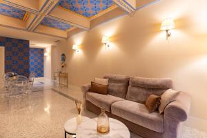 una sala de estar con un sofá y una mesa en Noble Floor - Private Sauna Apartment, en Lucca