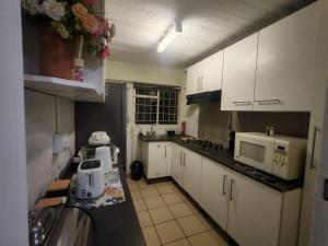 Η κουζίνα ή μικρή κουζίνα στο Central, Spacious GF Apartment, access to N1,N2,M5 +9 φωτογραφίες