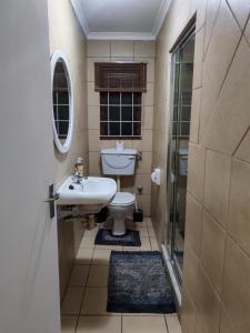 Ένα μπάνιο στο Central, Spacious GF Apartment, access to N1,N2,M5