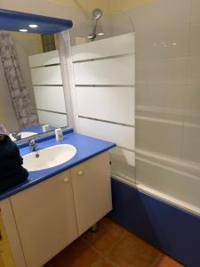 Vannituba majutusasutuses Maison dans village vacances avec piscine +15 fotot