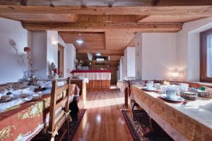 阿戈尔多Chalet Dolomiti 3 Bedrooms Parking 40 min from Cortina的有两张床和一张桌子的大房间 更多26张照片