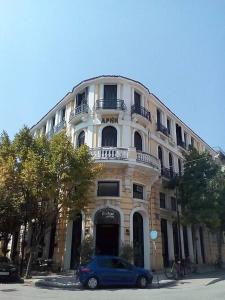 ein blaues Auto, das vor einem Gebäude parkt in der Unterkunft Sroom in Kardítsa + 8 Fotos