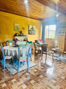 ein Esszimmer mit Tisch und Stühlen in der Unterkunft Casa Alma in Pucón