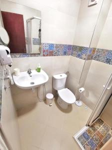 Reta-Inn Martil Beach في مرتيل: حمام مع مرحاض ومغسلة ودش