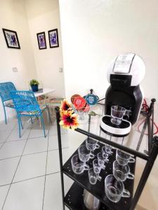 Reta-Inn Martil Beach في مرتيل: آلة صنع القهوة على رف مع أكواب عليها +13 صورة