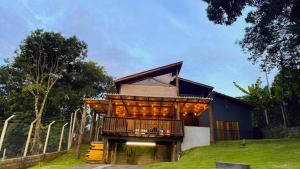 een huis op een heuvel met een balkon bij Casa de Campo Home Exp in Socorro