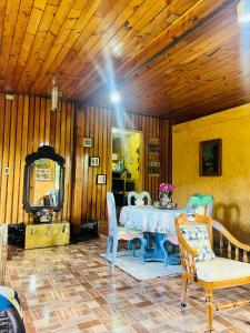 ein Esszimmer mit Tisch und Stühlen in der Unterkunft Casa Alma in Pucón