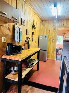 eine Küche mit einer Holztheke und einem Kühlschrank in der Unterkunft Casa Alma in Pucón + 4 Fotos