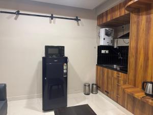 Η κουζίνα ή μικρή κουζίνα στο Nova Regency +9 φωτογραφίες