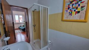een badkamer met een douche en een witte wastafel bij Fonte do Norte in Ericeira +28 foto's