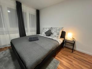 En eller flere senge i et værelse på FlexStay Room 8