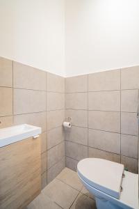 Et badeværelse på The Gingerbread Spa - Private Parking - Terrace + 2 billeder