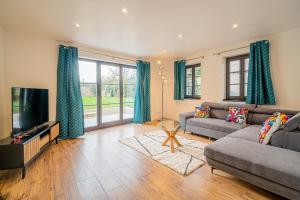 Et tv og/eller underholdning på The Gingerbread Spa - Private Parking - Terrace