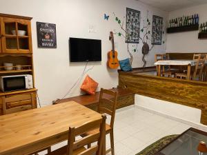 丰卡连特德拉帕尔马旅馆中心拉帕尔马住宿加早餐旅馆的客厅的墙上设有吉他