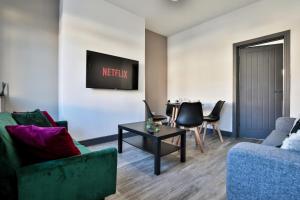 Et tv og/eller underholdning på Marlor House, Denton, Free Parking + 4 billeder