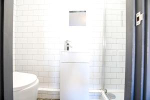 Et badeværelse på Marlor House, Denton, Free Parking