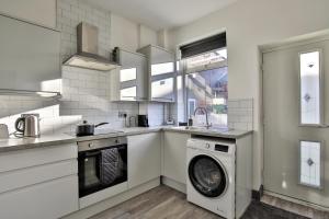 Køkken eller tekøkken på Marlor House, Denton, Free Parking