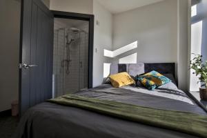 En eller flere senge i et værelse på Marlor House, Denton, Free Parking