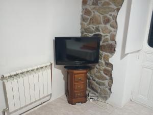 Μια τηλεόραση ή/και κέντρο ψυχαγωγίας στο Habitaciones Rurales Los Semellones