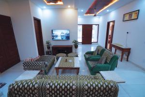 Μια τηλεόραση ή/και κέντρο ψυχαγωγίας στο Sant Niwas Shahpur