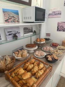 乐巴凯尔斯莱卡萨酒店的自助餐,包括许多不同类型的面包和糕点