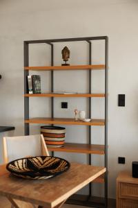 Η βιβλιοθήκη του ξενοδοχείου