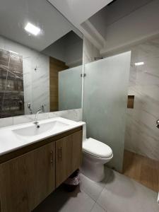 Et badeværelse på Modern and Central Suite in Ibarra