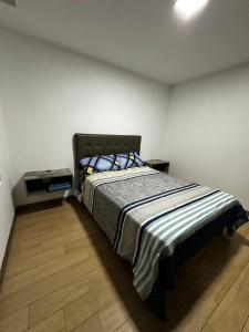 En eller flere senge i et værelse på Modern and Central Suite in Ibarra