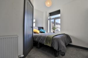 En eller flere senge i et værelse på Marlor House, Denton, Free Parking