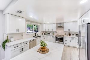 Η κουζίνα ή μικρή κουζίνα στο Luxury Family Home w AC and Patio near Meta and Stanford