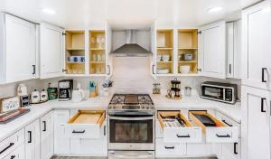 Η κουζίνα ή μικρή κουζίνα στο Luxury Family Home w AC and Patio near Meta and Stanford +58 φωτογραφίες