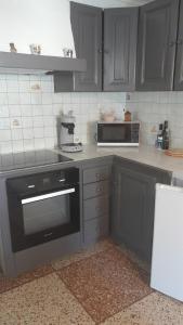 Una cocina o cocineta en Gîte LE Rebattu