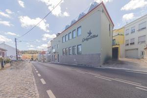 eine Straße mit einem Gebäude an der Seite einer Straße in der Unterkunft Galega Villas in Milharado
