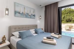 ドゥブロヴニクにあるLuxury Villa Ginaのタオルが敷かれたベッドが2つある寝室 +39枚の写真