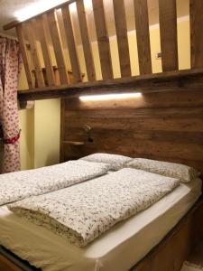 Giường trong phòng chung tại Flora Alpina apartments - Residenza Bieltschocke