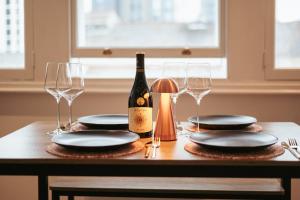 Ποτά στο Central & Chic Flat-Sleeps 4-By FabAccommodation