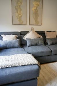 un divano blu con cuscini in un soggiorno di Nigel House a Livingston