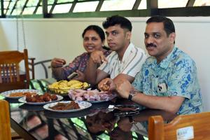 Kommerivintage inn的一群人坐在餐桌旁吃着食物