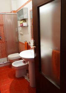 un baño con inodoro y lavabo en Casa Daniele, en Gerace 26 fotos más