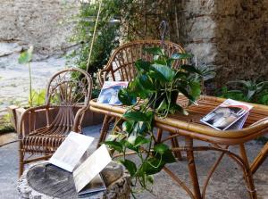 a wooden table and chairs with a potted plant at Casa Daniele in Gerace