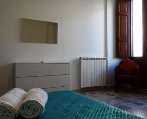 Un dormitorio con una cama con toallas. en Casa Daniele, en Gerace