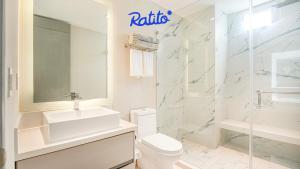 une salle de bains avec lavabo, toilettes et douche dans l'établissement 3A Torre KU 2BR Sofa DowntownView PrivateBalcony, à Puerto Vallarta